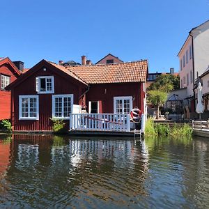 Stugan Med Bryggan I Gamla Staden Eskilstuna Exterior photo