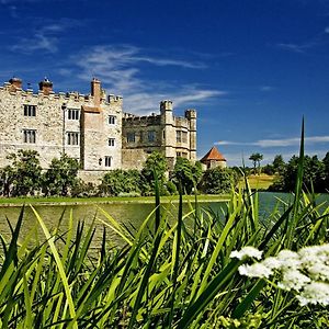 Leeds Castle Maiden'S Tower Bed and Breakfast Maidstone Exterior photo