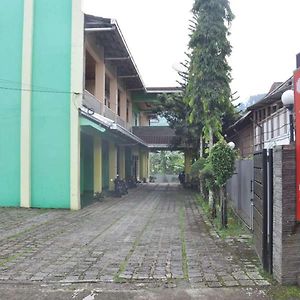 Hotel Reddoorz Near Lokawisata Baturaden Purwokerto Exterior photo