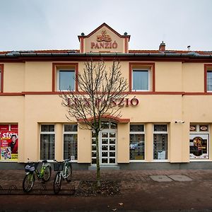 Hotel Lux Panzió Szarvas Exterior photo