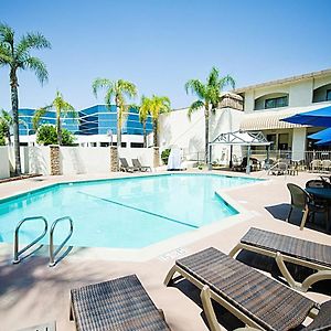 Hotel d'Lins Ontario Airport Exterior photo