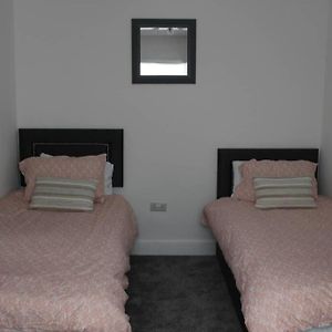 Newly Refurbished 3 Bed 2.5 Bath House In Staines Apartamento Exterior photo