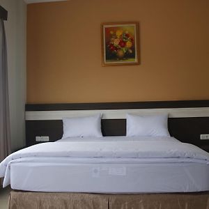 Guest Hotel Belitung Exterior photo