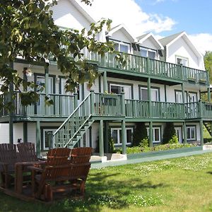 Hotel Sous La Croix 152725 Tadoussac Exterior photo