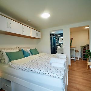 Schöne kleine Apartment mit Weinkeller und kleinem Hof mit Frühstück - Self made Retz Exterior photo