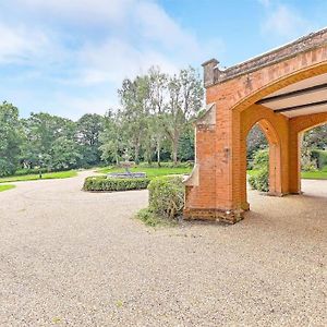 Exquisite Manor House In Surrey Hills Villa Lower Kingswood Exterior photo