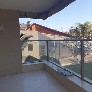 Large 4 Bedroom Apartement In Central Rehovot. Exterior photo