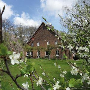 Apartamento Gaestehof Brockum, Altes Bauernhaus, Grosser Garten Exterior photo