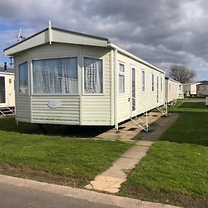 Lovely 3 Bedroom 8 Berth Caravan In Rhyl Exterior photo