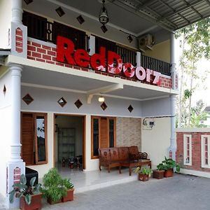 Hotel Reddoorz Syariah Near Alun Alun Pacitan 2 Exterior photo