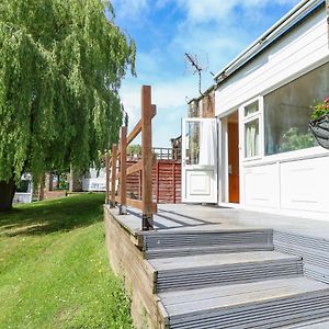 Willow Cabin Villa Cowes  Exterior photo