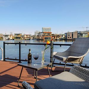 Houseboat Studio With Canalview And Free Bikes Bed and Breakfast Ámsterdam Exterior photo