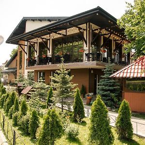 Hotel Near The Lake Leópolis Exterior photo