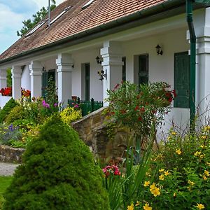 Falubíró Vendégháza Bed and Breakfast Bekolce Exterior photo