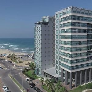 Oceanus Apartment Hotel Herzelia Exterior photo