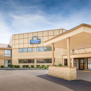 Days Inn & Suites By Wyndham Madison Heights Mi Exterior photo