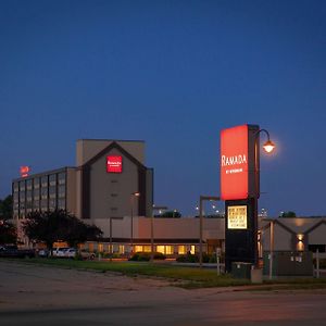 Hotel Ramada By Wyndham Cedar Rapids Exterior photo