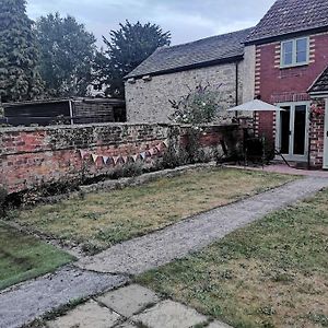 Lovely Two Bedroom Cottage With Private Garden Kingswood  Exterior photo