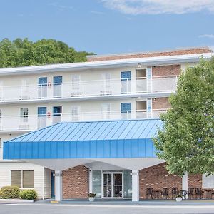 Hotel Howard Johnson By Wyndham Staunton Exterior photo