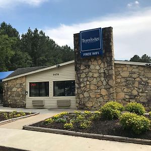 Travelodge By Wyndham Fayetteville Exterior photo