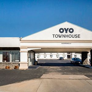 Oyo Townhouse Dodge City Ks Exterior photo