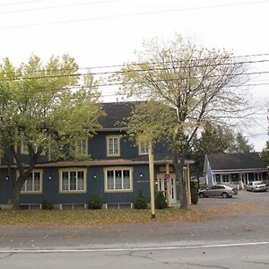 Hotel Fleurs Karaibes Saint-Alexandre-de-Kamouraska Exterior photo