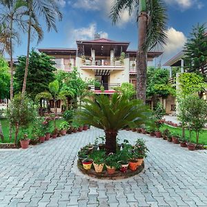 Royal Tiger Luxury Resort Sauraha Exterior photo