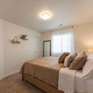 Modern Decor & Style King Bed Wifi With Garage Villa Spokane Exterior photo