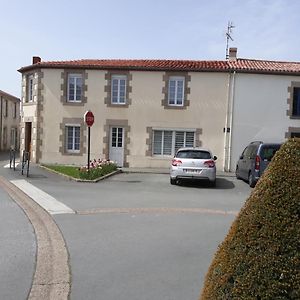 Apartamento Gite De La Fontaine Marsi Saint-Mars-la-Réorthe Exterior photo