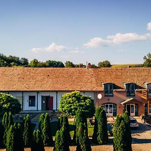 Hegyhát-Izmény Üdülőház Bed and Breakfast Exterior photo