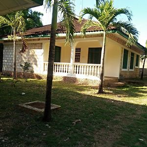 Apartamento Diani Bnb /Master Ensuit /Beach Road Galu Exterior photo