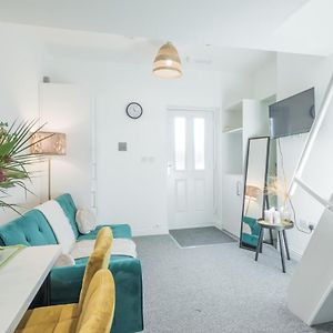 Cosy Two Bed Apartment For Family And Contractors Milton Keynes By O&J Real Estate Exterior photo