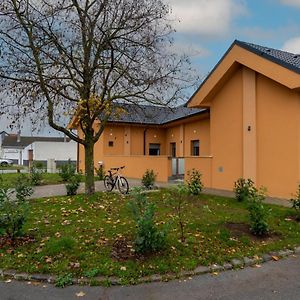 Hotel Pension Pannonia Parndorf Exterior photo