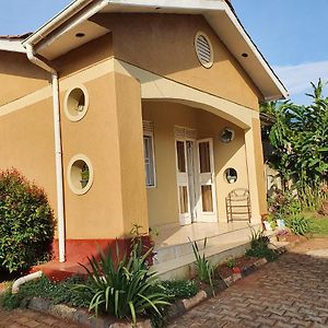 Dees Shared Home Away From Home Entebbe Exterior photo