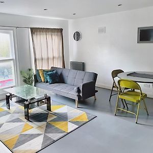 Lovely 2-Bedroom Serviced Apartment Greater Londres Exterior photo