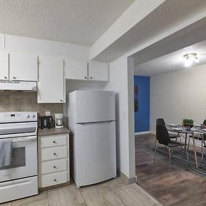 2Bedroom Suite W/ Great Access Into & Out The City - 7818 YYC Exterior photo