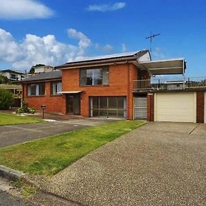 Cheerful Beach House At Redhead Beach Villa Exterior photo