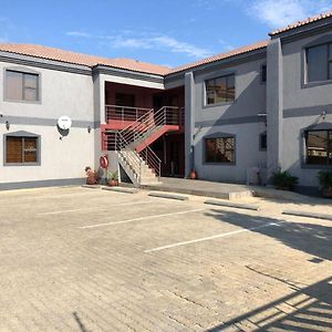 Sekaka Fully Furnished Apartments Gaborone Exterior photo