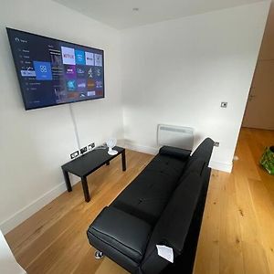 Apartamento Vibrant Flat In The City Centre Slough Exterior photo