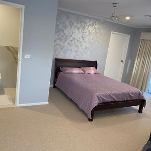 Guest Ensuite 7 Minutes From Airport Melburne Exterior photo