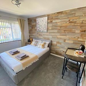 Gatwick Deluxe En-Suite Rooms Horley Exterior photo