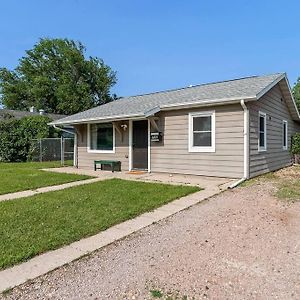 Charming Home-Pet-Friendly-Lg Fenced Backyard Rapid City Exterior photo