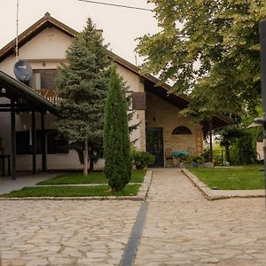 Vila Lio & Restaurant Devojacki Bunar Bed and Breakfast Vladimirovac Exterior photo