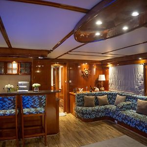 A Serene Getaway Loloa Pleasure Houseboat Abu Dabi Exterior photo