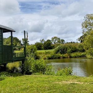 Charming Tranquil Shepherds Hut With Lakeside Balcony 'Roach' Villa Uckfield Exterior photo