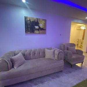 Labi'S Place. 1,2 Bedrooms Apartments Beautifully Furnished In A Secured Estate At Adeniyi Jones Ikeja. 24 Hrs Light, Secured Apartment,Wifi, Fully Fitted Kitchen, Close To Everywhere, Airport Pick Up Exterior photo