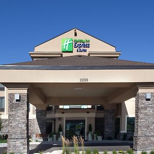 Holiday Inn Express & Suites Logan By Ihg Exterior photo