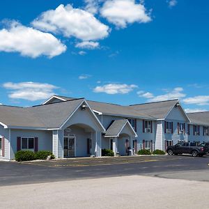 Hotel Baymont By Wyndham Marinette Exterior photo