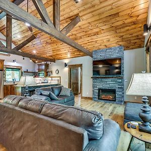 Big Cedar Vacation Rental With Deck And Hot Tub! Hodgen Exterior photo