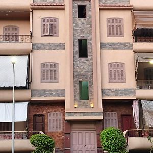 Apartamento Chara ٨٩ Vila ٢٤ Izbat Al Burj Exterior photo